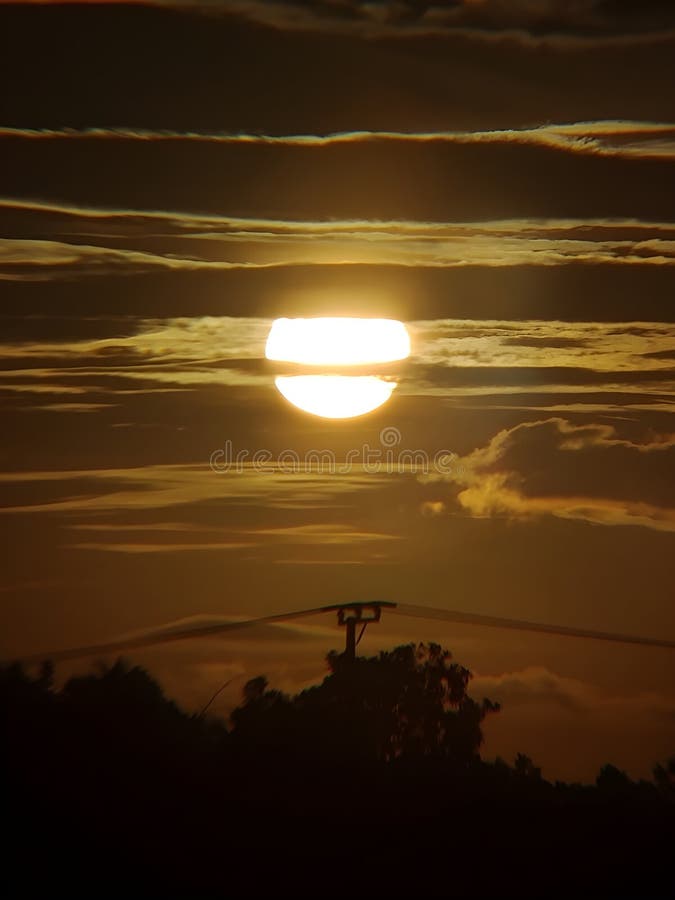 Sol Dramático Atrás das Nuvens imagem de stock