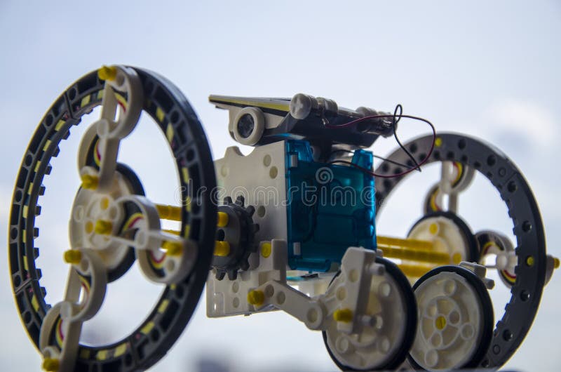 Sol--driven plast- robot, robotteknik l?ra som ?r modernt fotografering för bildbyråer Sol--driven plast- robot, robotteknik l?ra som ?r modernt fotografering för bildbyråer