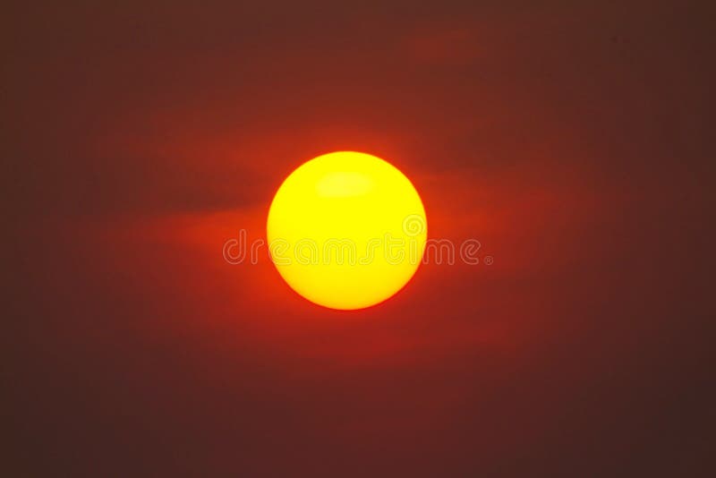 Sol grande brilhante no c?u com cores alaranjadas amarelas do inclina??o ilustração stock Sol grande brilhante no c?u com cores alaranjadas amarelas do inclina??o ilustração stock