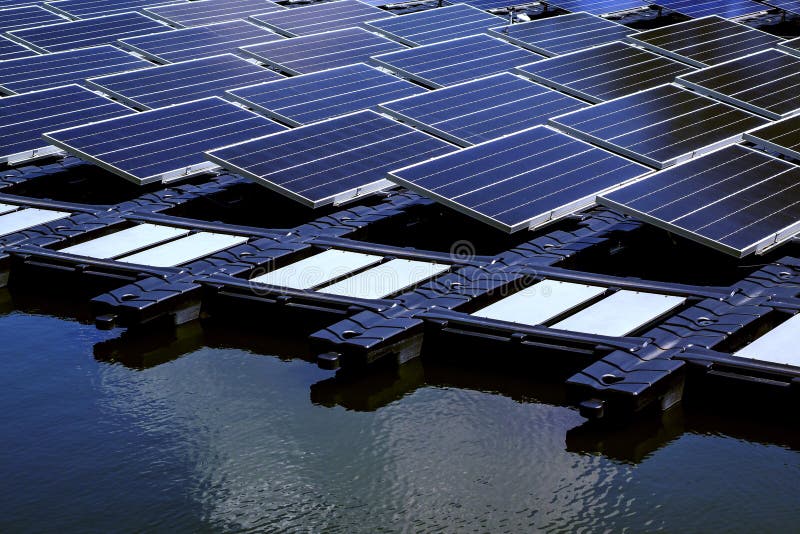 Sol- photovoltaic paneler och sol- photovoltaic kraftgenereringsystem royaltyfri bild Sol- photovoltaic paneler och sol- photovoltaic kraftgenereringsystem royaltyfri bild