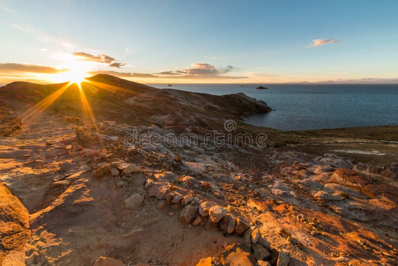 Sol Poniente En El Lago Titicaca, Isla Del Sun, Bolivia Imagen de