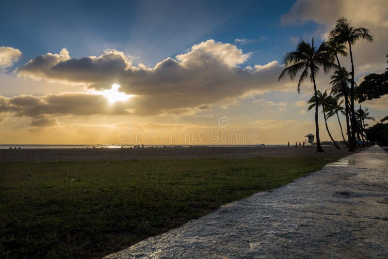 Sol Poniente Sobre La Playa En El Parque De Moana Del Ala Foto