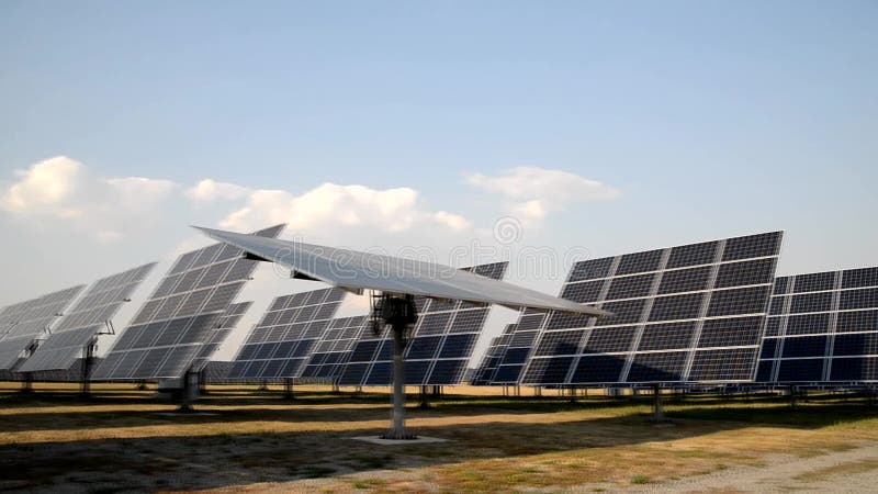 Sol rotatorio mecanizado que sigue los paneles de la estación de la energía solar