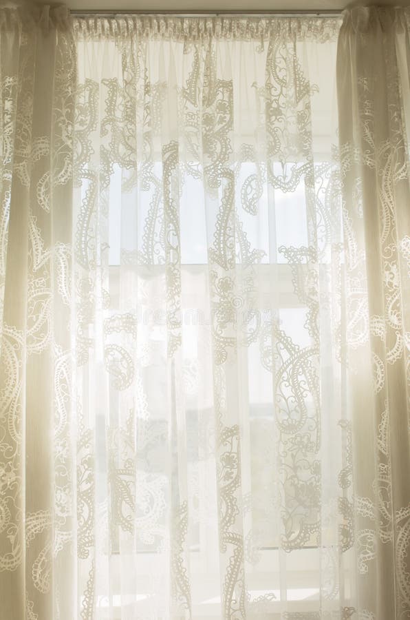 Sol a través de las cortinas transparentes de Tulle en sitio imagen de archivo libre de regalías Sol a través de las cortinas transparentes de Tulle en sitio imagen de archivo libre de regalías