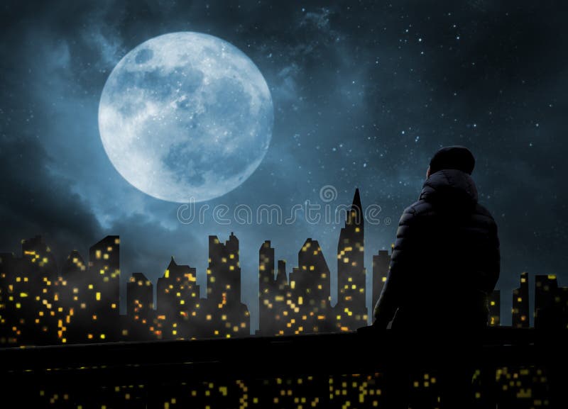 Solamente en una ciudad grande en la noche foto de archivo Solamente en una ciudad grande en la noche foto de archivo