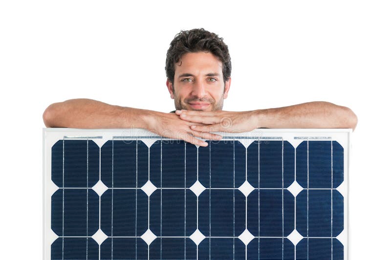 S úsmevom muž ukazuje a pridržaním solárny panel izolované na bielom pozadí.