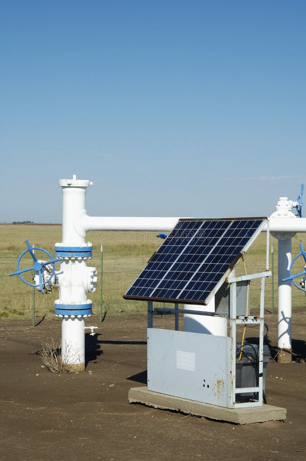 I pannelli solari forniscono l'energia elettrica per le apparecchiature per il monitoraggio di un gasdotto nel texas panhandle.