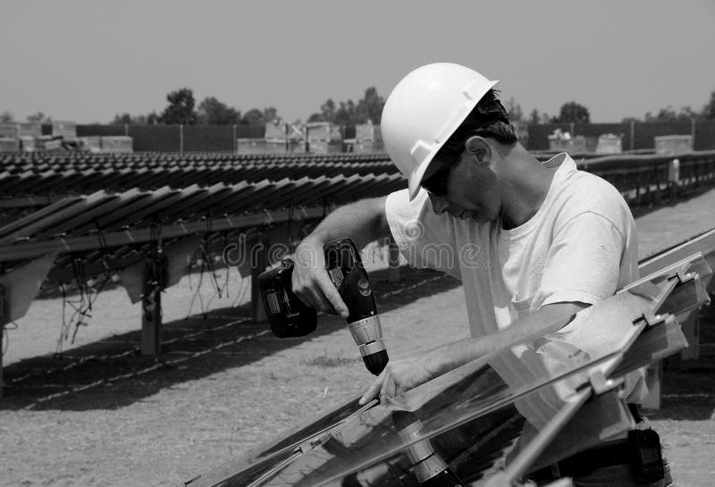 Instalace solárních Panelů na Nové Solární Farmy v Central Valley, Kalifornie.