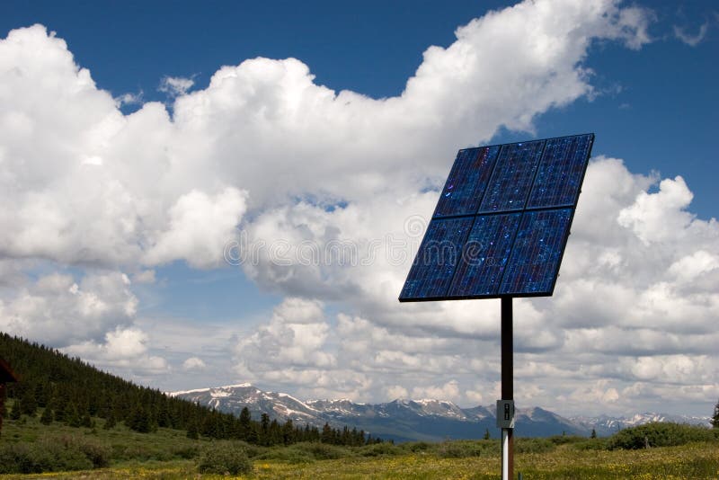 Un pannello solare assorbe l'energia solare come una forma alternativa di energia.