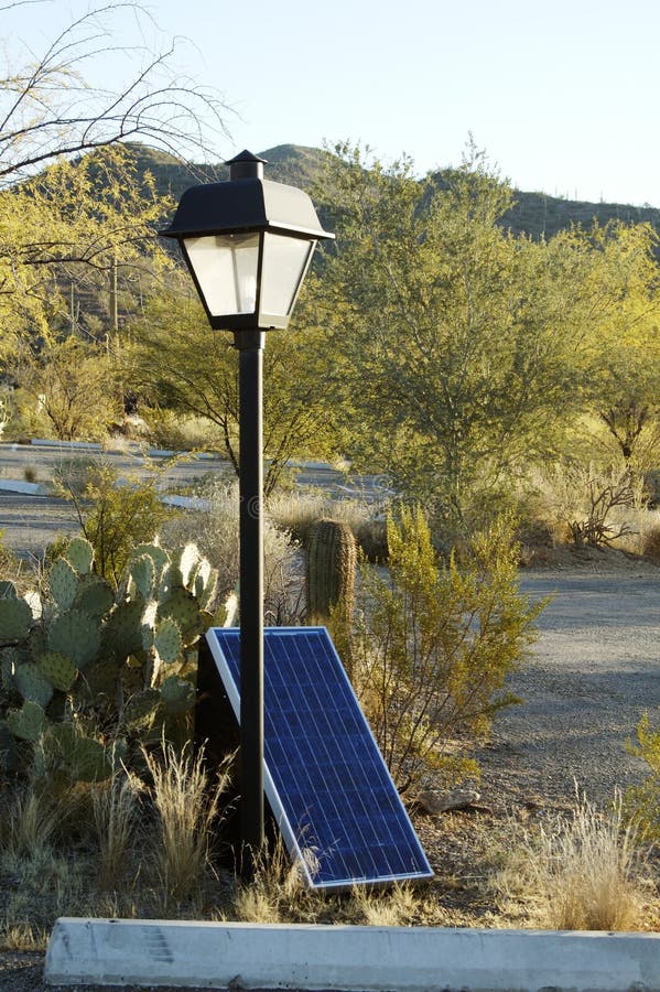 Pannelli solari nel deserto per fornire energia elettrica per l'illuminazione in un parcheggio.