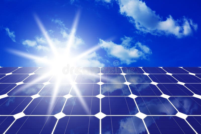 Immagine di pannelli solari fonte di energia pulita sullo sfondo di un cielo e un sole luminoso.