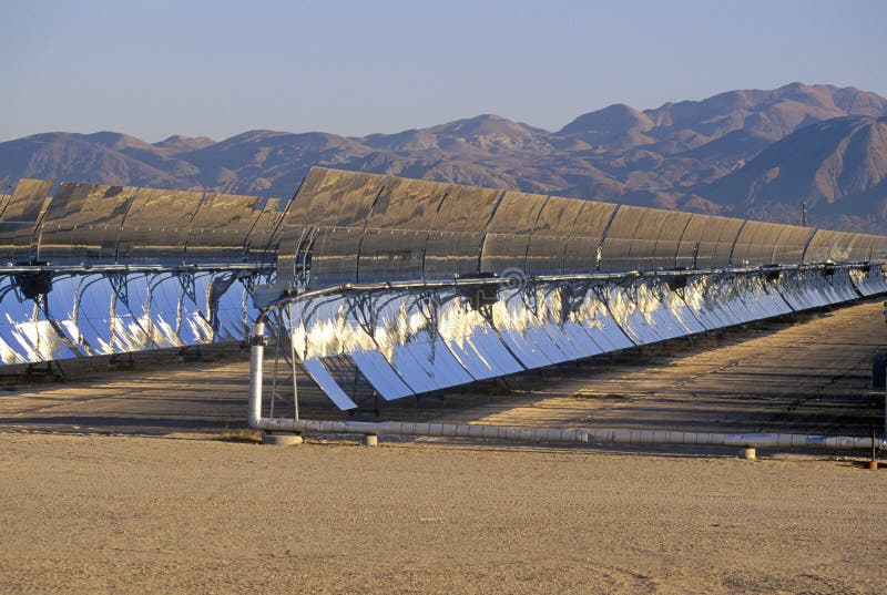 Solar- zwei Platten beim Süd-Kalifornien Edison Plant in Barstow, CA stockfotos Solar- zwei Platten beim Süd-Kalifornien Edison Plant in Barstow, CA stockfotos