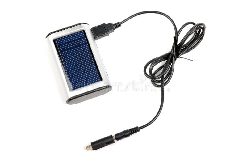 Tragbares Solarpanel, elektronisches Gerät in Blau und Weiß mit USB-Kabel, erneuerbare Energie, grüne Technologie, isolierter Hint stockbilder