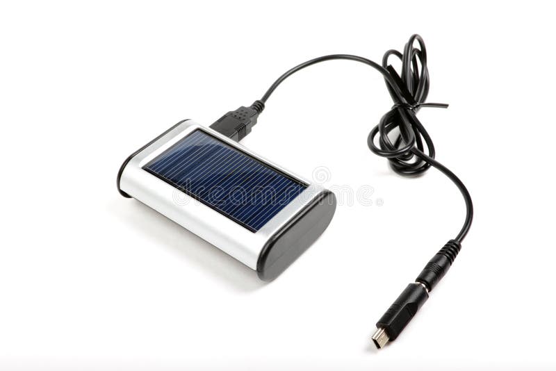 Tragbares Solar-Ladepaneel elektronisches Gerät blau weiß Kabel USB erneuerbare Energie Technologie grüne Energie isolierter Hinte lizenzfreie stockfotos