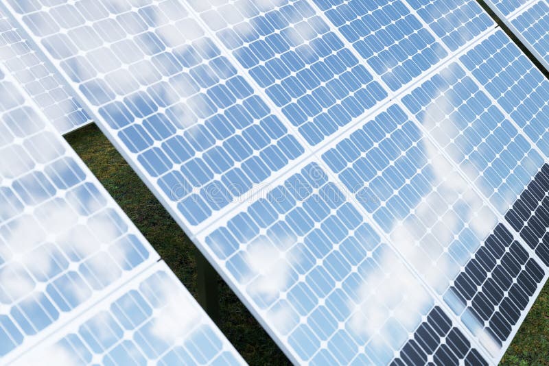 Solarenergie-Generationstechnologie der Wiedergabe 3D Alternative Energie Solarbatteriefeldmodule mit blauem Himmel lizenzfreie abbildung Solarenergie-Generationstechnologie der Wiedergabe 3D Alternative Energie Solarbatteriefeldmodule mit blauem Himmel lizenzfreie abbildung