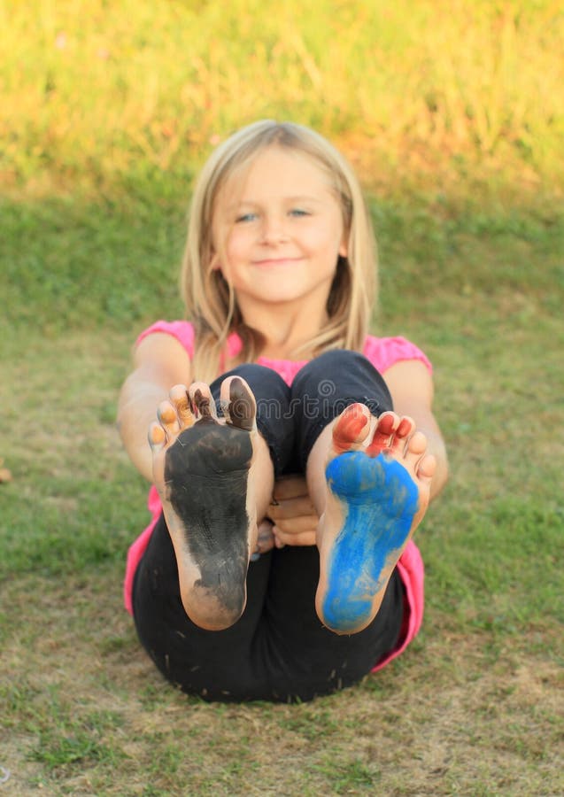 Solas pintadas de uma menina fotografia de stock Solas pintadas de uma menina fotografia de stock