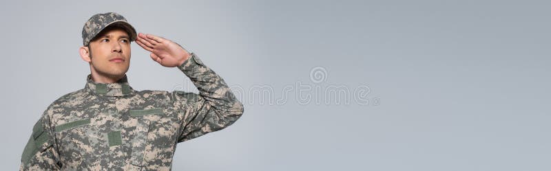Menino Uniforme Militar Segurando Dobrado Bandeira Americana Mãos Fundo  Cinza fotos, imagens de © IgorVetushko #205329022