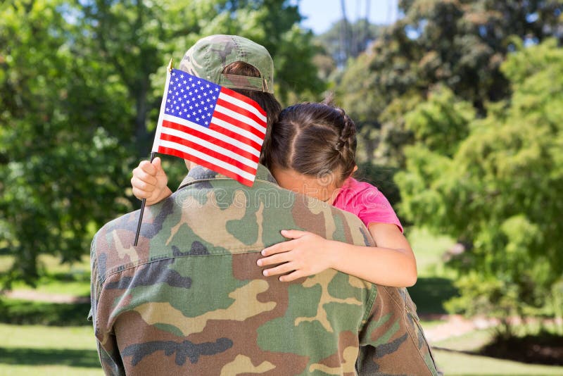 Soldado americano reunido com a filha foto de stock Soldado americano reunido com a filha foto de stock