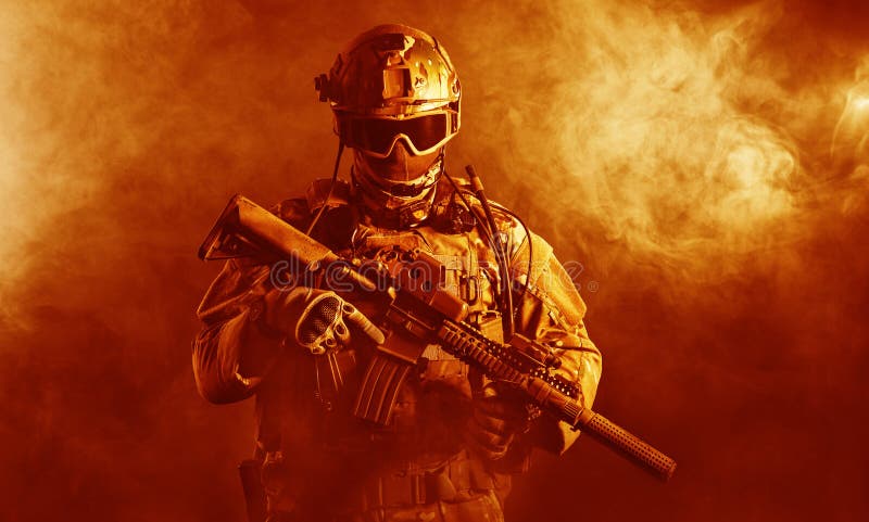 Soldado das forças especiais no fogo imagem de stock Soldado das forças especiais no fogo imagem de stock