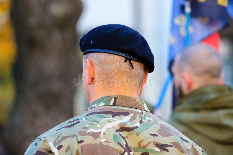 Soldado Del EjÃ©rcito En Boina EstÃ¡ Parado En El Desfile. DÃa Del Defensor De Ucrania. Fuerzas Armadas De Ucrania editorial - Imagen de guerra, uniforme: 159141736