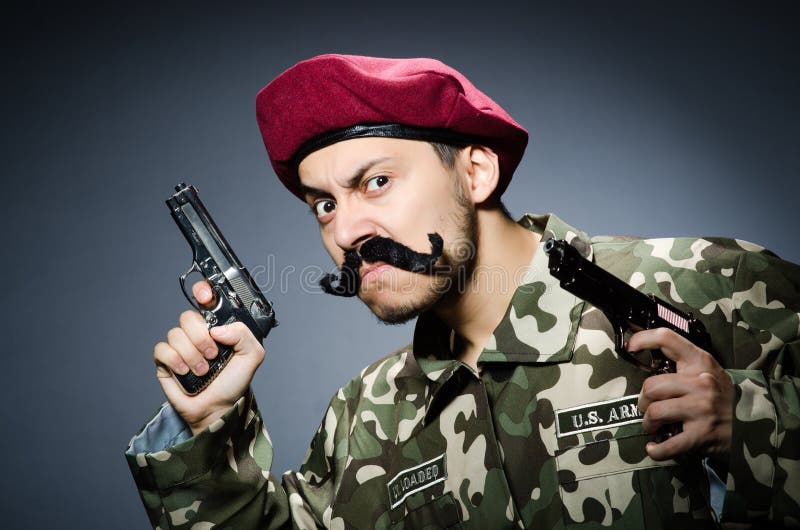 Download Soldado divertido contra imagen de archivo. Imagen de marina - 41916395