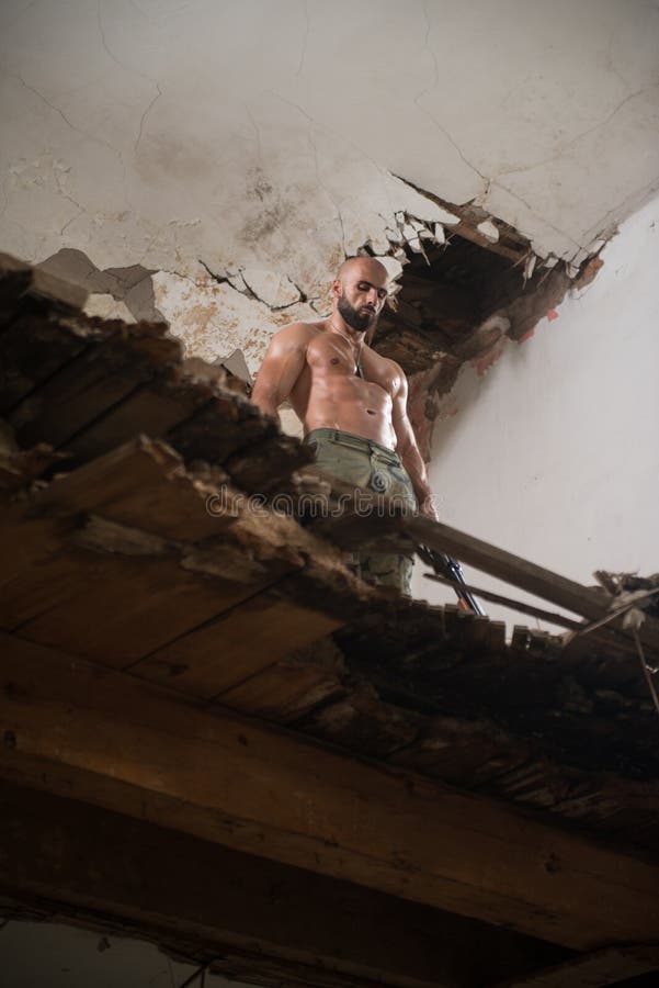 Soldado Drawing Machine Gun na autodefesa imagens de stock