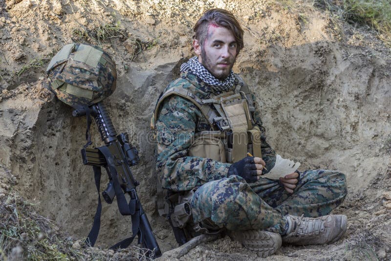 Soldado en la tierra con el arma imagen de archivo libre de regalías Soldado en la tierra con el arma imagen de archivo libre de regalías