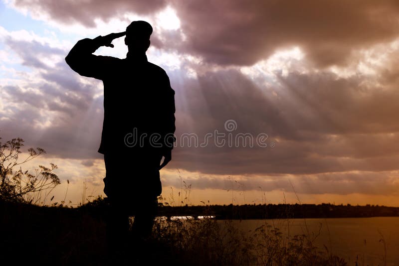 Soldado En Uniforme Saludando Servicio Militar Imagen De Archivo