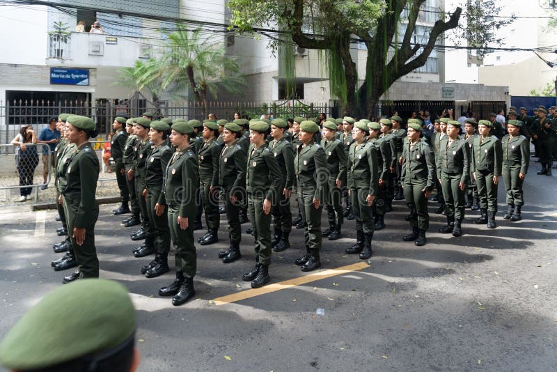 Mulheres-soldados Do Exército Brasileiro Desfilando No Dia Da