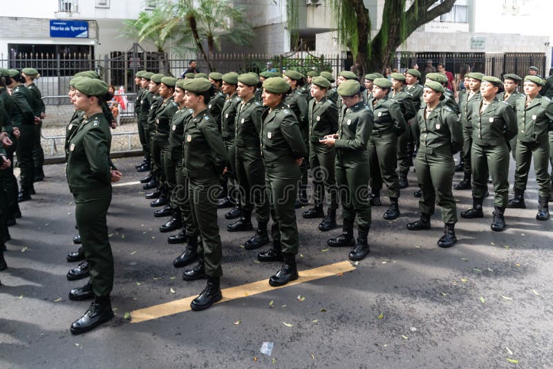 Soldado Feminino Do Exército Brasileiro Desfilando No Dia Da