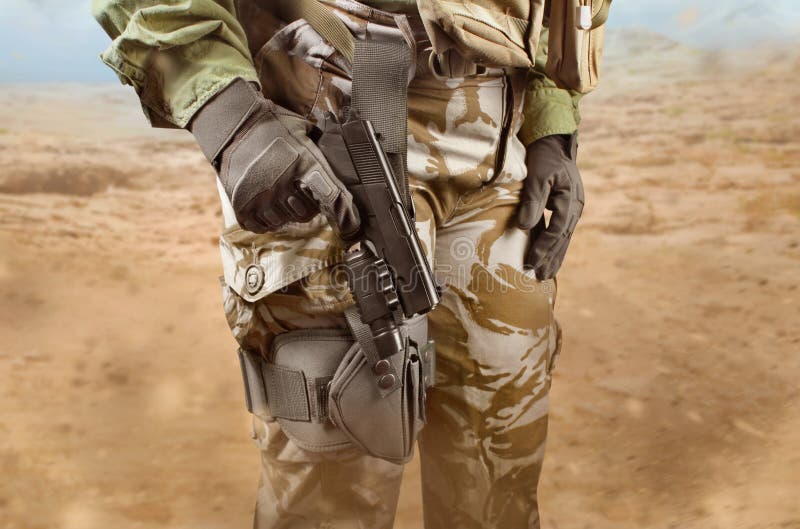 Soldado Militar Mujer Piernas En Pantalones De Camuflaje Y Pistola Imagen de archivo - Imagen de hembra, ejército: