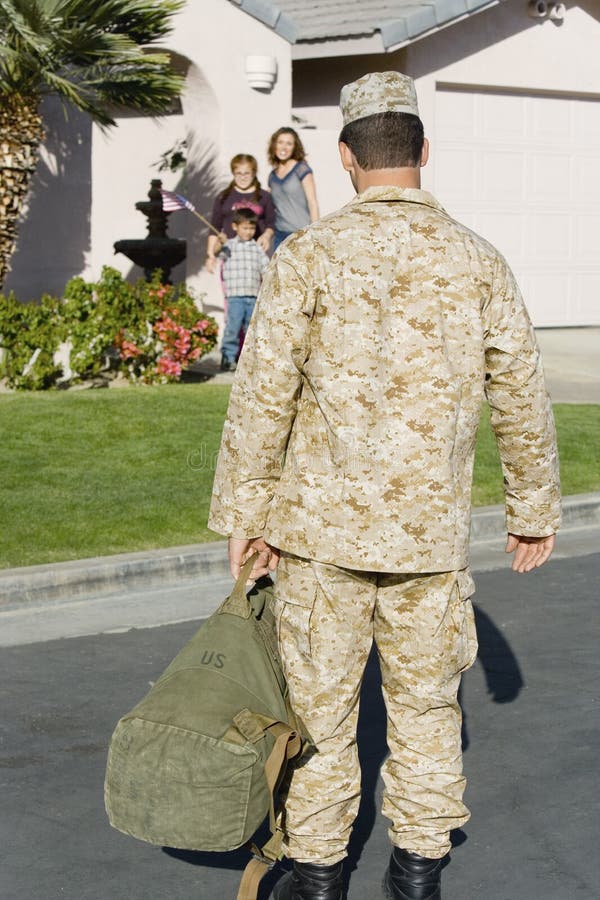 Soldado Returning Home del ejército foto de archivo Soldado Returning Home del ejército foto de archivo