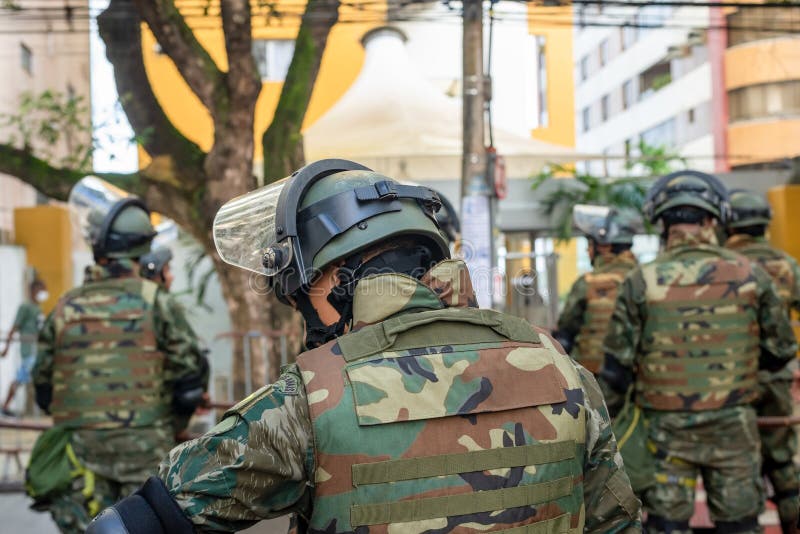 Mulheres-soldados Do Exército Brasileiro Desfilando No Dia Da