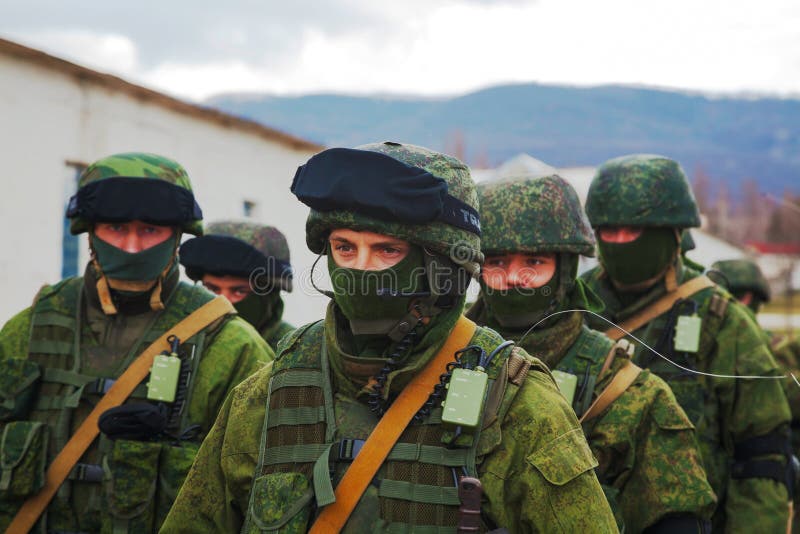 Soldados do russo em março em Perevalne, Crimeia