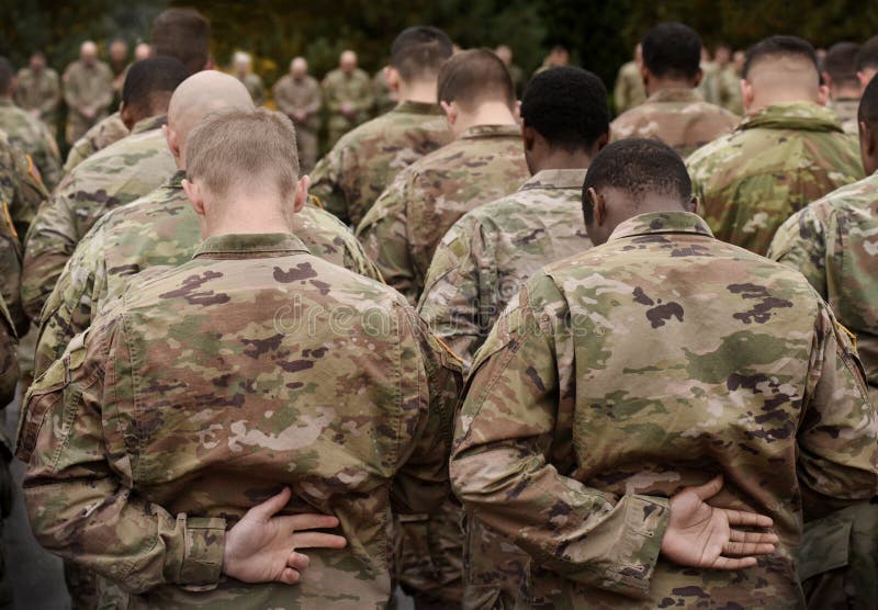 Soldados dos EUA Exército dos EUA Os soldados dos EUA rezam Militar dos EUA Dia do Memorial foto de stock Soldados dos EUA Exército dos EUA Os soldados dos EUA rezam Militar dos EUA Dia do Memorial foto de stock