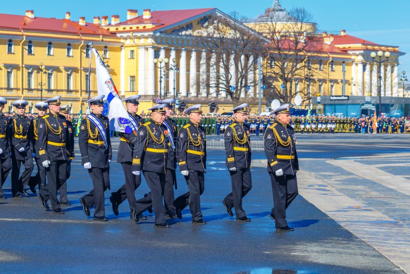 Soldados marzo durante un desfile militar En mayo de 2018 año Rusia, St Petersburg fotos de archivo Soldados marzo durante un desfile militar En mayo de 2018 año Rusia, St Petersburg fotos de archivo