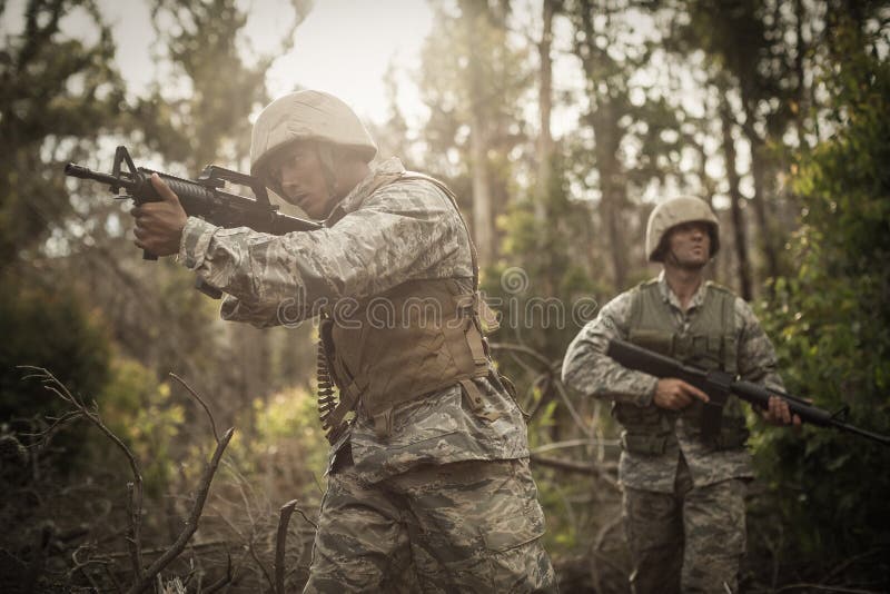Soldados militares durante o exercício de formação com arma fotografia de stock royalty free Soldados militares durante o exercício de formação com arma fotografia de stock royalty free