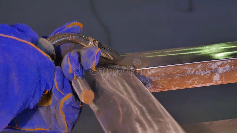 Soldadura do metal com faíscas e fumo Trabalhador com metal de soldadura da máscara protetora O soldador junta-se às peças de met imagens de stock royalty free Soldadura do metal com faíscas e fumo Trabalhador com metal de soldadura da máscara protetora O soldador junta-se às peças de met imagens de stock royalty free