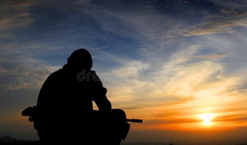 Soldat au coucher du soleil photo stock Soldat au coucher du soleil photo stock