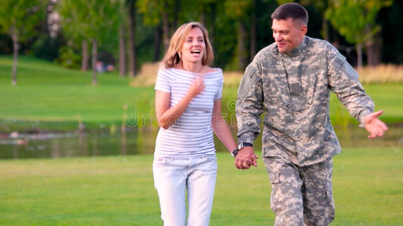 Soldat auf einem Datum mit einem Mädchen, glückliches Paar