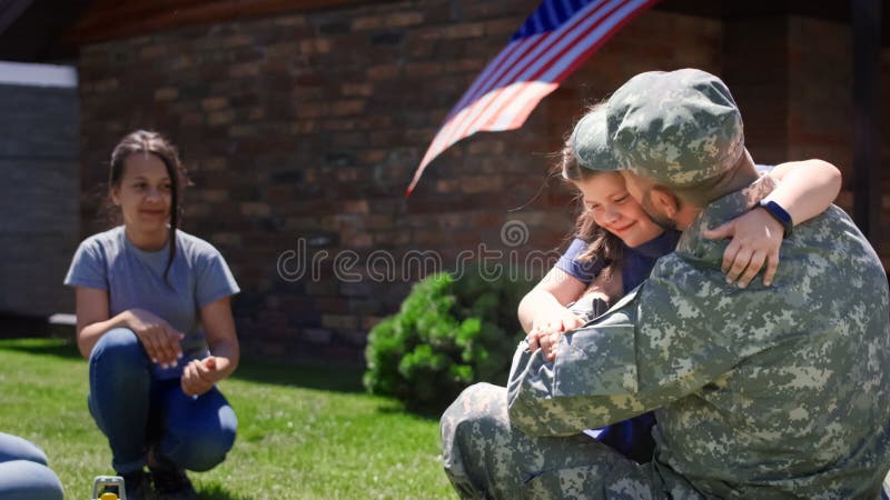Soldat, der Zeit mit Familie verbringt lizenzfreie stockfotografie Soldat, der Zeit mit Familie verbringt lizenzfreie stockfotografie
