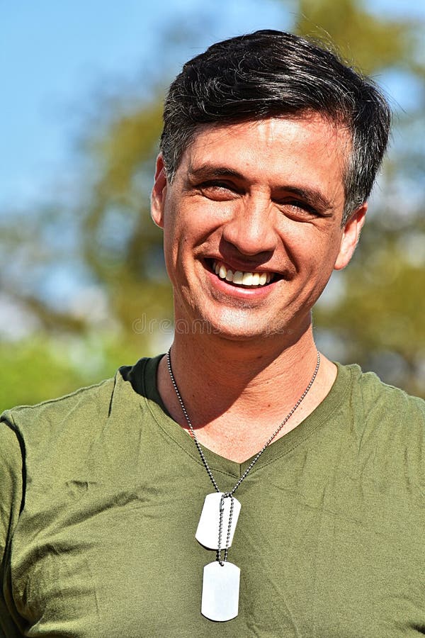 Soldat masculin Smiling de minorité photographie stock libre de droits