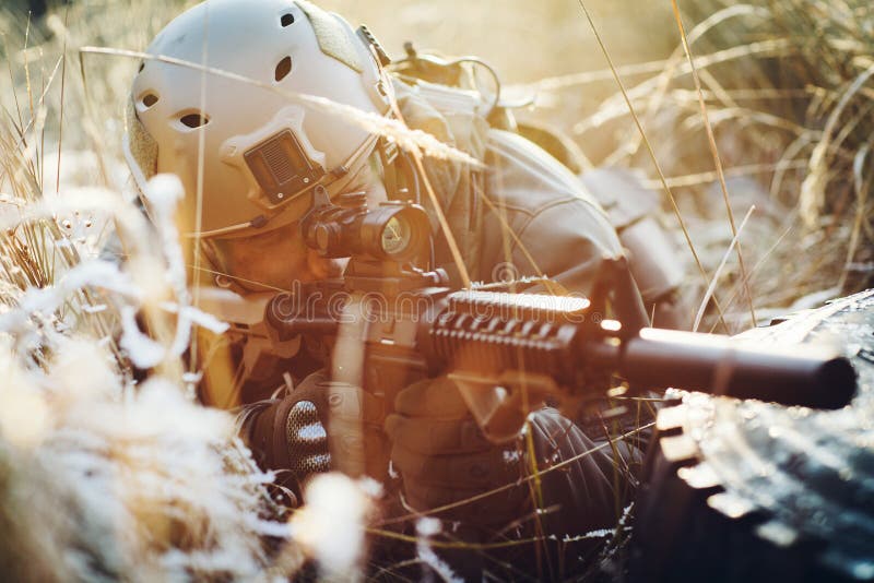 Soldat zielt durch den Bereich stockfotos Soldat zielt durch den Bereich stockfotos