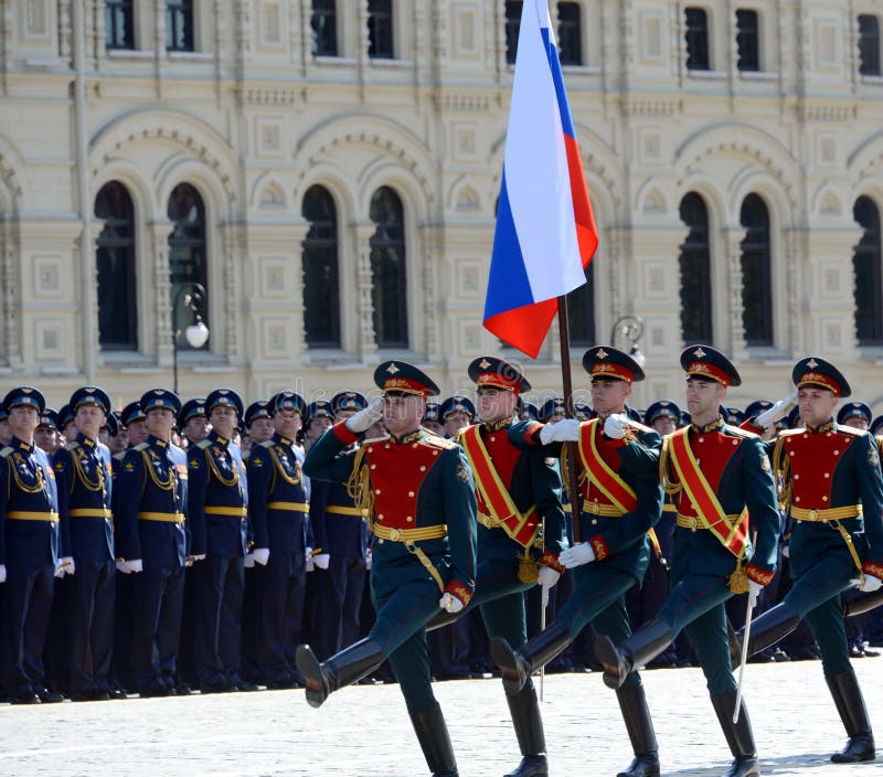 Soldaten des speziellen Kommandanten der Ehrenwache des Preobrazhensky-Regiments tragen die russische Flagge an der Wiederholung