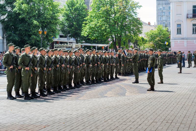 Soldaten im quadratischen schwören einen Treueid zu ihrem Land lizenzfreies stockbild Soldaten im quadratischen schwören einen Treueid zu ihrem Land lizenzfreies stockbild