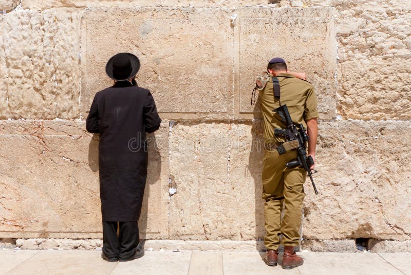 Soldaten och den ortodoxa judiska mannen ber på den västra väggen, Jerusalem
