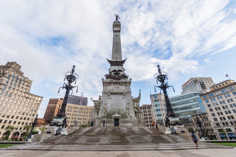 Soldaten und Seeleute Erinnerungs in im Stadtzentrum gelegenem Indianapolis Indiana lizenzfreie stockbilder Soldaten und Seeleute Erinnerungs in im Stadtzentrum gelegenem Indianapolis Indiana lizenzfreie stockbilder