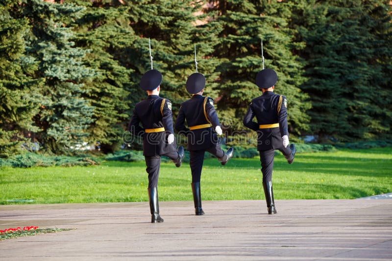 Soldati cambianti della guardia nel giardino di Alexander vicino alla fiamma eterna immagini stock libere da diritti Soldati cambianti della guardia nel giardino di Alexander vicino alla fiamma eterna immagini stock libere da diritti