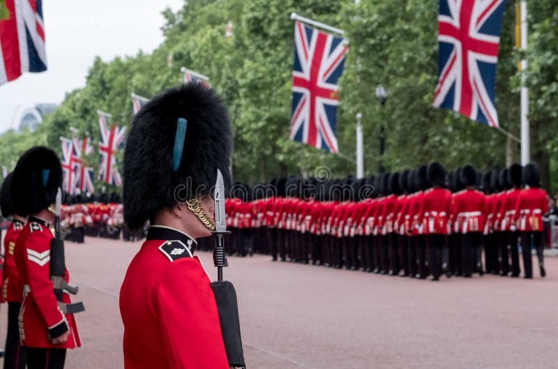Soldati che marciano giù il centro commerciale a Londra durante radunare la cerimonia militare di colore, Londra fotografie stock libere da diritti Soldati che marciano giù il centro commerciale a Londra durante radunare la cerimonia militare di colore, Londra fotografie stock libere da diritti