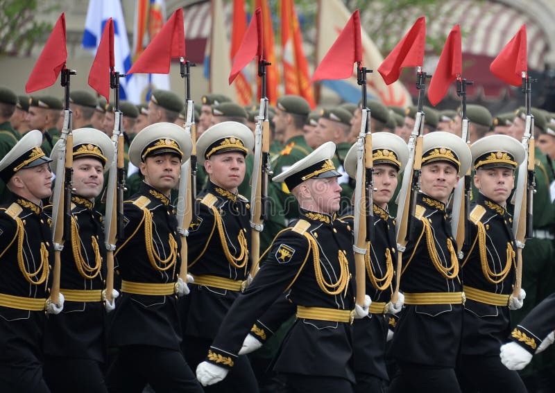 I Soldati Della Guardia Di Onore Pongono Un Canestro Dei Fiori Nel Corridoio Di Gloria Militare ...